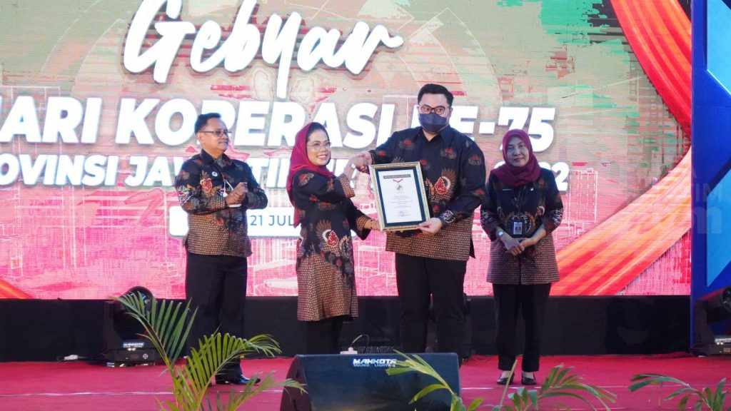 Bupati Kediri Raih Penghargaan Penggerak Koperasi Terbaik