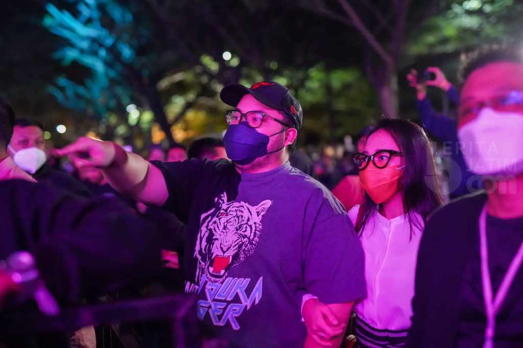 Habiskan Malam Minggu, Bupati Kediri dan Istri Tonton Penampilan Padi Reborn