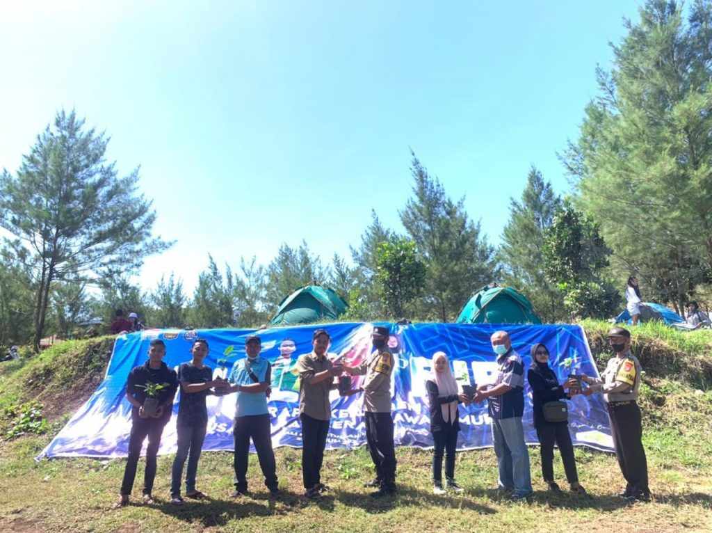 BEM Nusantara Jawa Timur Tanam 100 Bibit Bakau di Tulungagung