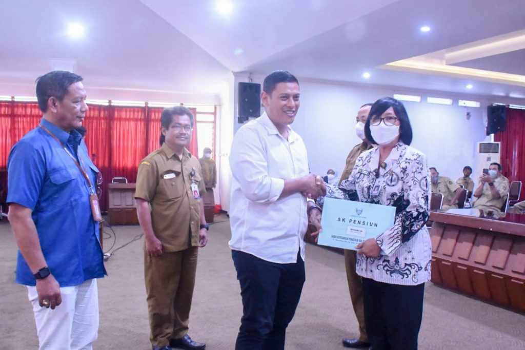 Serahkan SK Pensiun, Wali Kota Kediri: Pensiun Tetap Bisa Produktif, Banyak Kisah Sukses Setelah Pensiun