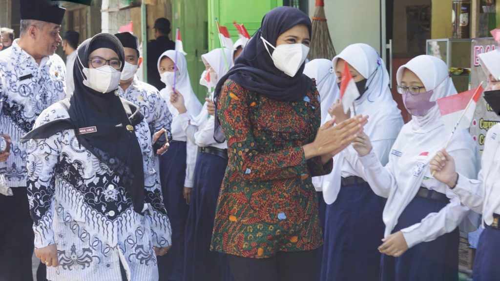 Bunda Fey Sampaikan Harapannya Saat Tanda Tangani Deklarasi Madrasah Ramah Anak MTsN 3 Kota Kediri