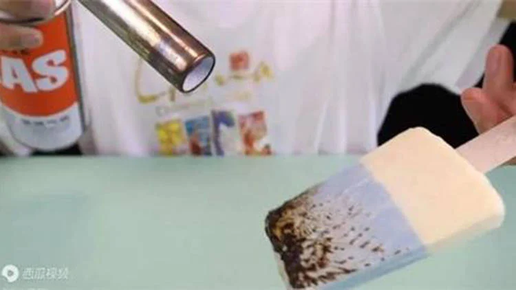 Warganet Ribut Ada Es Krim Tak Meleleh Saat Dibakar, Ramai-ramai Serang Produsen