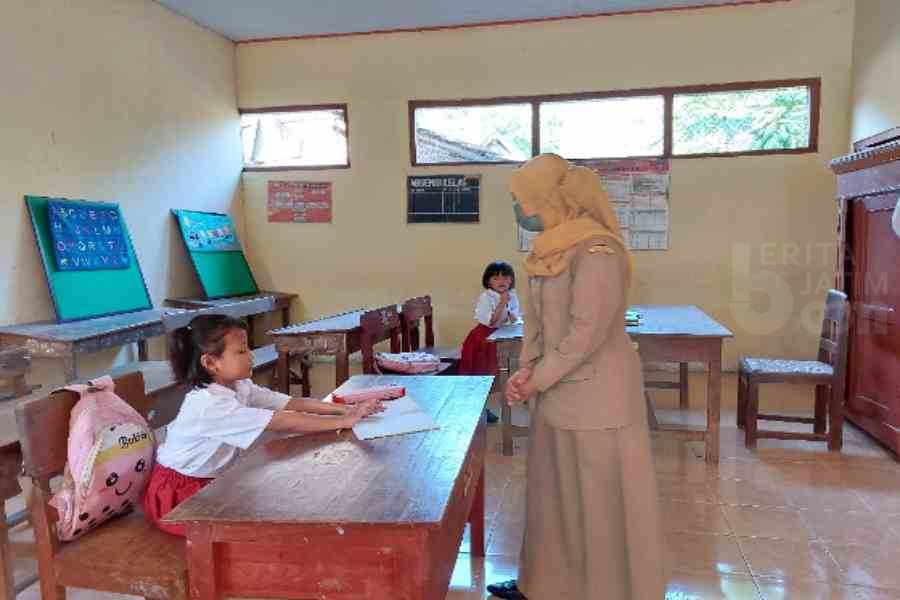 Ini Penyebab SDN Ngelang I Magetan Hanya Punya Dua Siswi Kelas I
