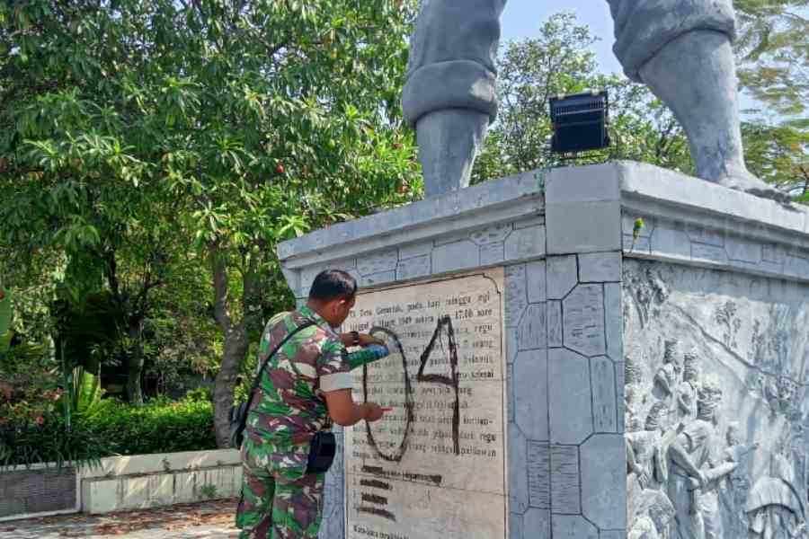 Gerak Cepat, Kodim 0812 Lamongan Bersihkan Coretan Vandalisme di Patung Kadet Soewoko
