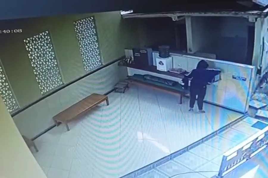 Sejoli Nekat Curi Kotak Amal Masjid di Magetan, Aksinya Terekam CCTV