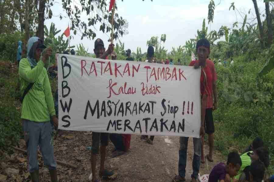 Puluhan Warga dan Emak-Emak Dateng Lamongan Kembali Hadang Petugas BPN Ukur Tanah