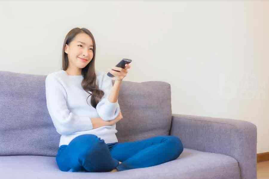 Ilustrasi orang nonton drama Korea.