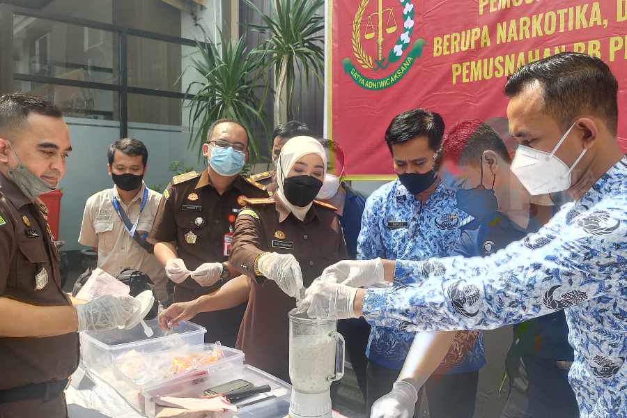 Kejari Lamongan Musnahkan Barang Bukti 48 Perkara Pidana
