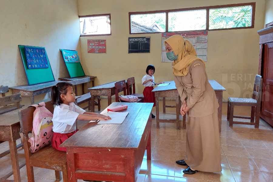 Meski Hanya Dapat 2 Siswa Baru, Guru SDN Ngelang 1 Tetap Semangat Mengajar