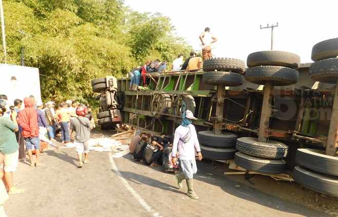 Truk Pengangkut Triplek di Jember Terguling Timpa Mobil, 3 Tewas
