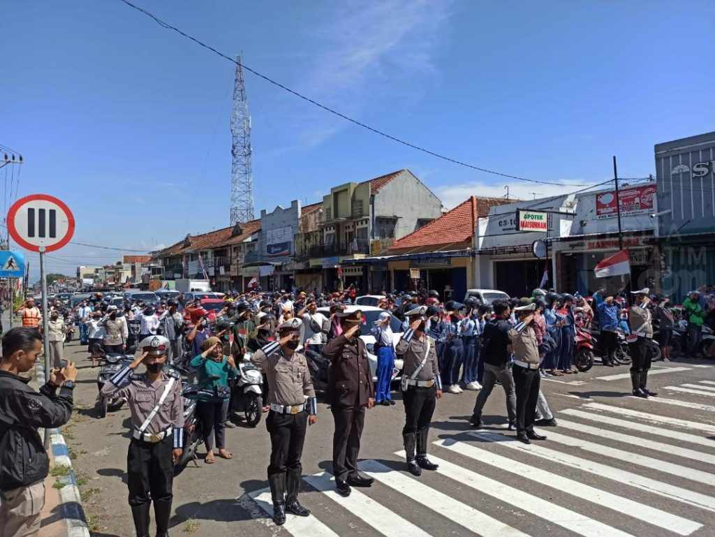 Pengguna Jalan di Ponorogo Serentak Berhenti Sejenak