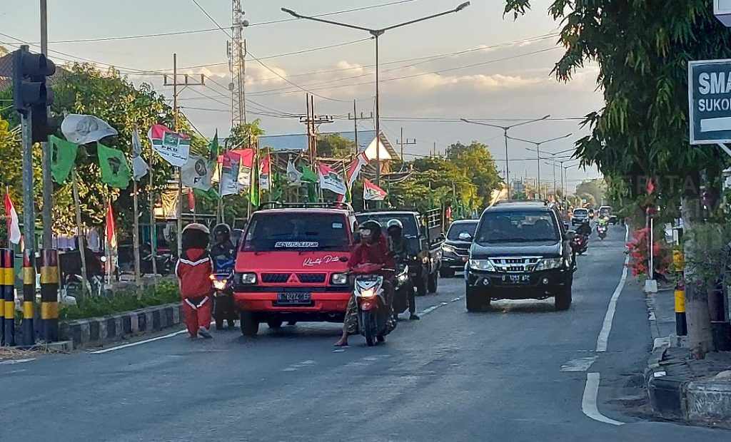 Segini Penghasilan Manusia Silver dan Badut Jalanan di Magetan