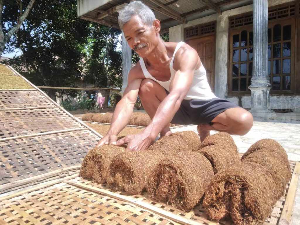5 Kecamatan Penghasil Tembakau, Cuma di Parang Magetan yang Dijual Kering Rajang Paimin dan istri petani tembakau di Desa Krajan Kecamatan Parang, Magetan, Jawa Timur.
