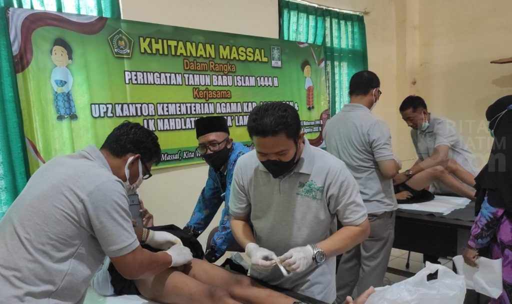 50 Anak Khitan Massal Gratis di Kantor Kemenag Lamongan
