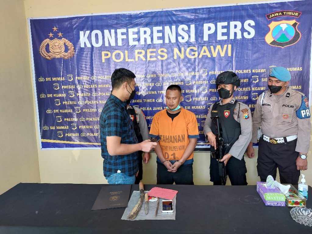 Baru Keluar Penjara karena Bunuh Dukun, Ngamuk Lihat Foto Istri Dipeluk Lelaki Lain