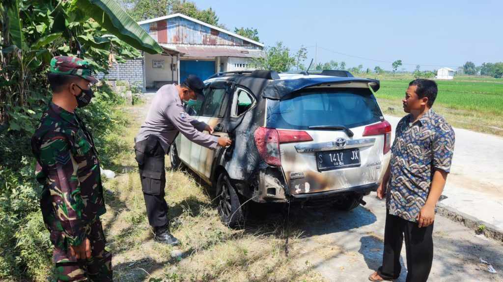 Ngetap BBM saat Mesin Panas, Mobil Calya Warga Lamongan Terbakar