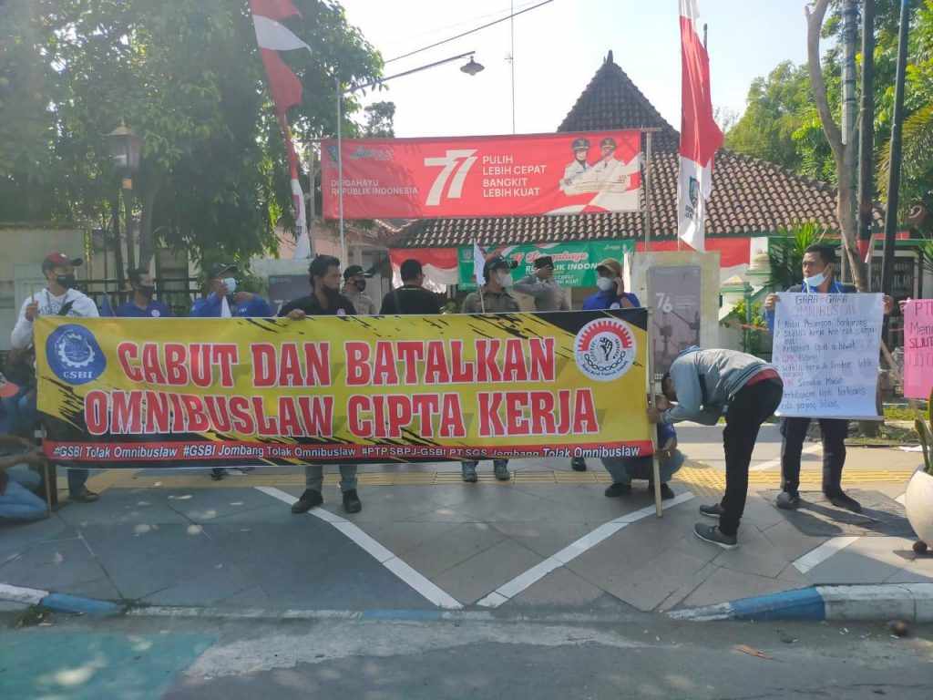 Tuntut Kenaikan Gaji, Buruh Demo Kantor DPRD Jombang