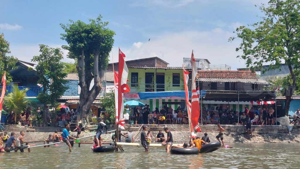 Serunya Lomba Gepuk Guling dan Sepeda Air Ala Warga Dinoyo Surabaya