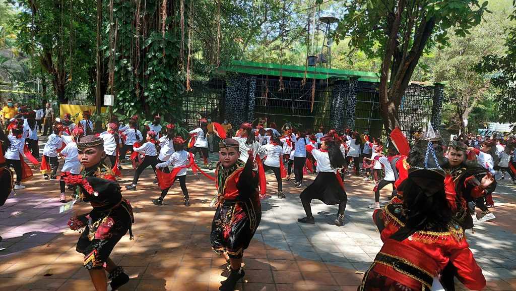 Ratusan Penari Remo Cilik Flasmob di Depan Pengunjung Kebun Binatang Surabaya