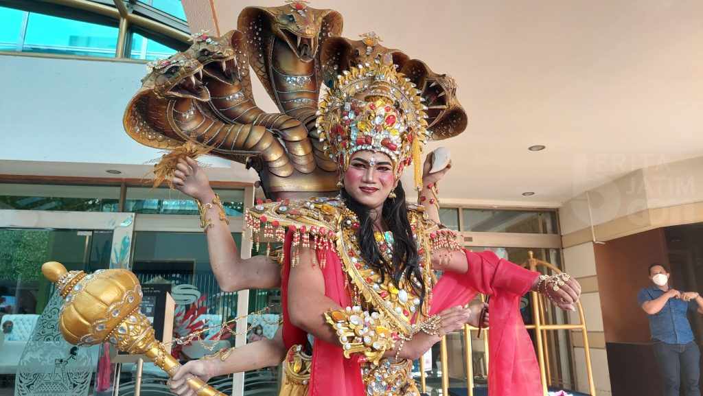 Ratusan Pekerja WTC Ikuti Surabaya Fashion Carnaval Peringkati HUT Kemerdekaan Ke-77 RI