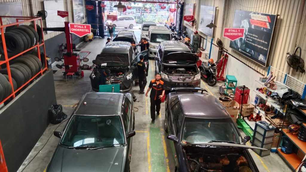 Unik Kombinasl Bengkel Dan Cafe, Menunggu Tak Bosan Sambil Ngobrolin Otomotif Mobil