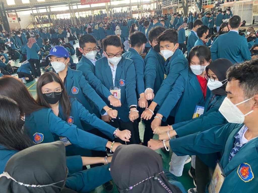 Ribuan Gelang Solidaritas Bikin Ubaya Raih Rekor MURI