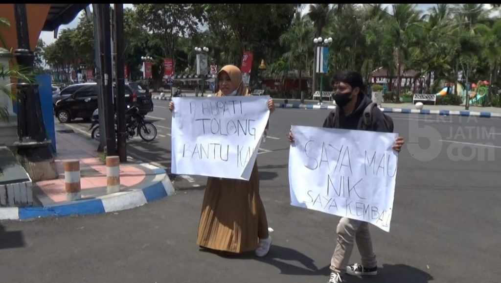 NIK Dipakai Orang Lain, Warga Jember Ini Demo di Depan Pendapa