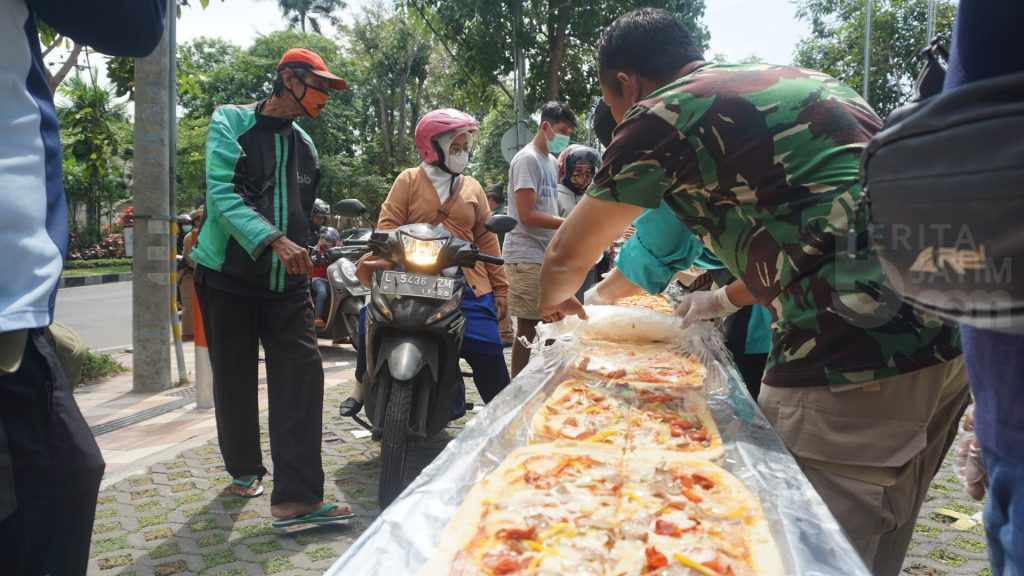 Usai Upacara, Karyawan Hotel Bagikan Pizza Raksasa ke Pengguna Jalan