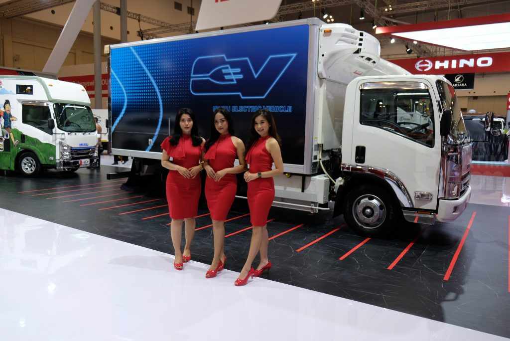 Isuzu Elf Electric Vehichle (EV) Pertama Kali Dikenalkan Di GIASS 2022