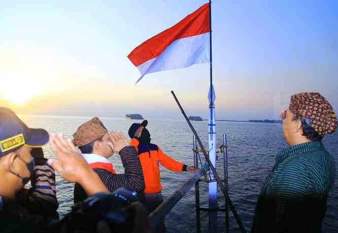 Bangkitkan Rasa Nasionalisme, Pemkab Probolinggo Bagikan Bendera ke Nelayan Pulau Gili Ketapang