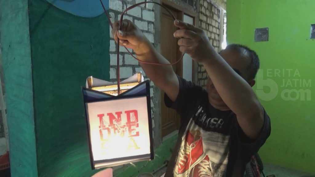 Peringati HUT 77 RI, Warga Gresik Gelar Parade Satu Rumah Satu Damar Kurung