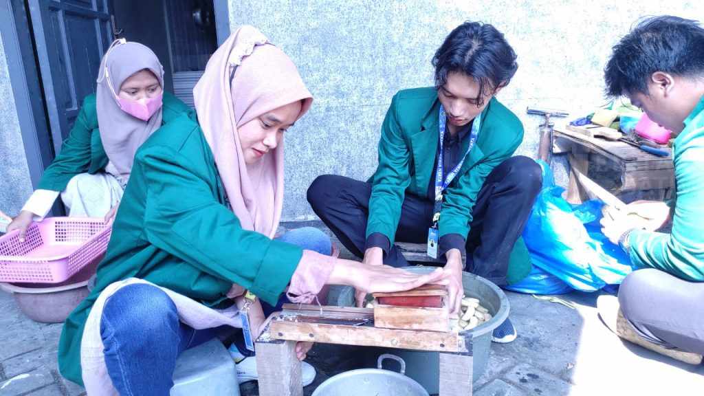 Bakti Untuk Petani Kedamean, Mahasiswa Unusa Ubah Pisang Cavendish Tak Laku Jadi Produk Bernilai Jual