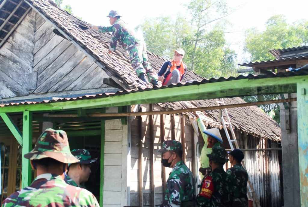 Babinsa Kodim Bojonegoro Bantu Rehab Rumah Warga Kalipan