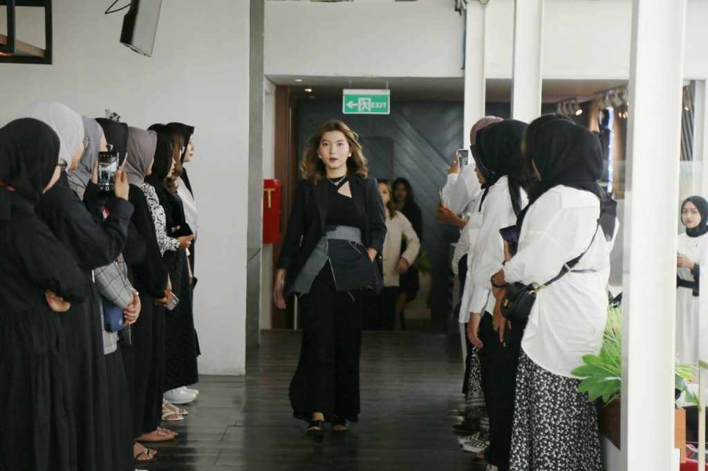 UMM Malang Bikin ‘Sky Rooftop Fashion Week’