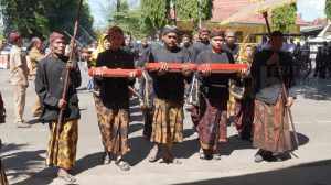 Setelah Jamasan, Pusaka Keraton Sumenep Dikirab Kembali ke Keraton
