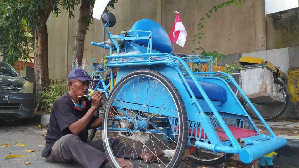 Tak Mau Kalah, Inilah Eksistensi Becak Kayuh Lamongan di Momen HUT ke-77 RI