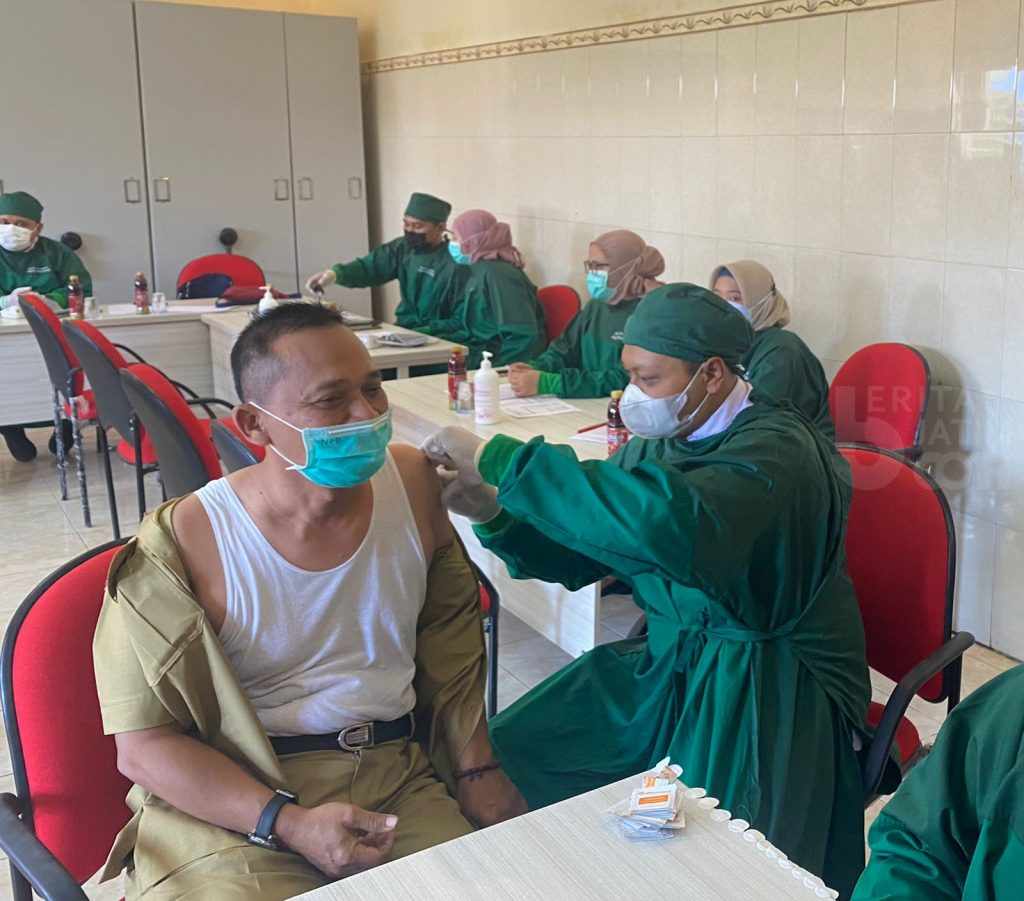 Perkuat Daya Tahan Nakes, Dinkes Kota Kediri Berikan Vaksin Booster Dosis II