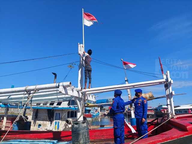 Sambut HUT ke-77 RI, Polisi Perbarui Bendera Merah Putih Usang di Probolinggo
