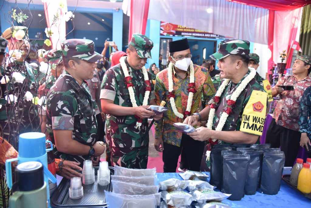 Bupati Sidoarjo Bersama Asintel Kasad Mayjen TNI Dedi Solihin Tinjau TMMD 2022 di Desa Rejeni Krembung