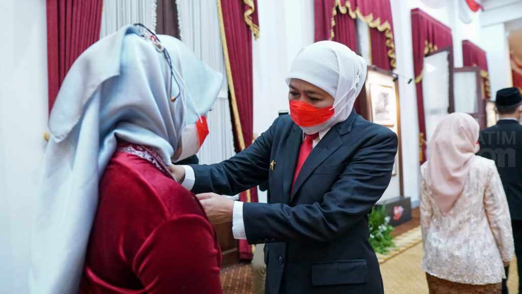 Disematkan Khofifah, 150 ASN Terharu Terima Satyalancana Karya Satya 2022