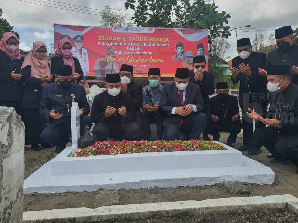 Manajemen RSSA Malang Ziarah Pahlawan Nasional dr Saiful Anwar di TMP Ngagel Surabaya