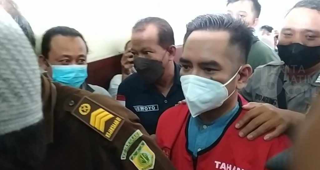 Dihadirkan di Persidangan, Bechi Terdakwa Pencabulan Jombang Diborgol Masuk Ruangan