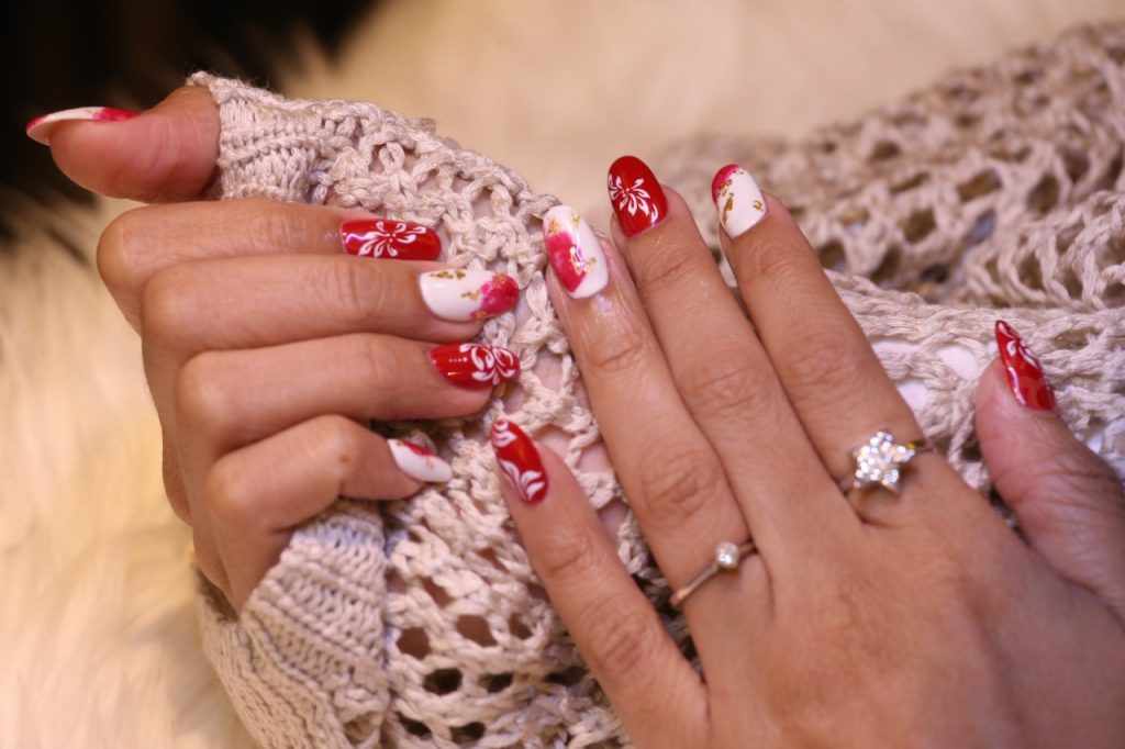 Ilustrasi kuku dengan nail arts