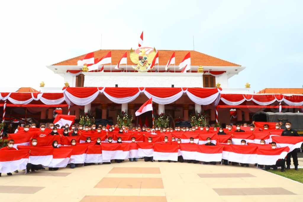 Diberangkatkan Khofifah, Tim Ekspedisi 77 Siap Kibarkan Merah Putih di Puncak Arjuno