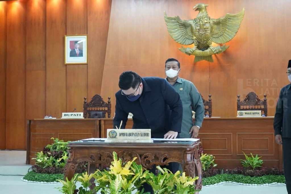 Bupati Kediri Bersama Ketua DPRD Tandatangani Nota Kesepakatan KUA-PPAS APBD 2023