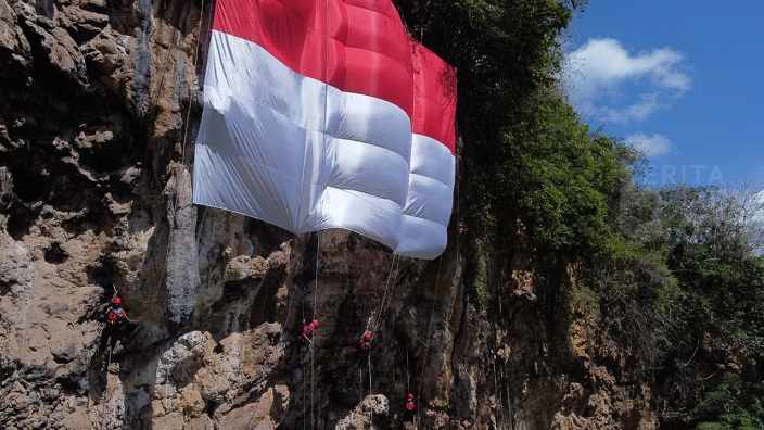 Ikatan Pemanjat Tebing Malang Kibarkan Bendera Raksasa di Lembah Kera