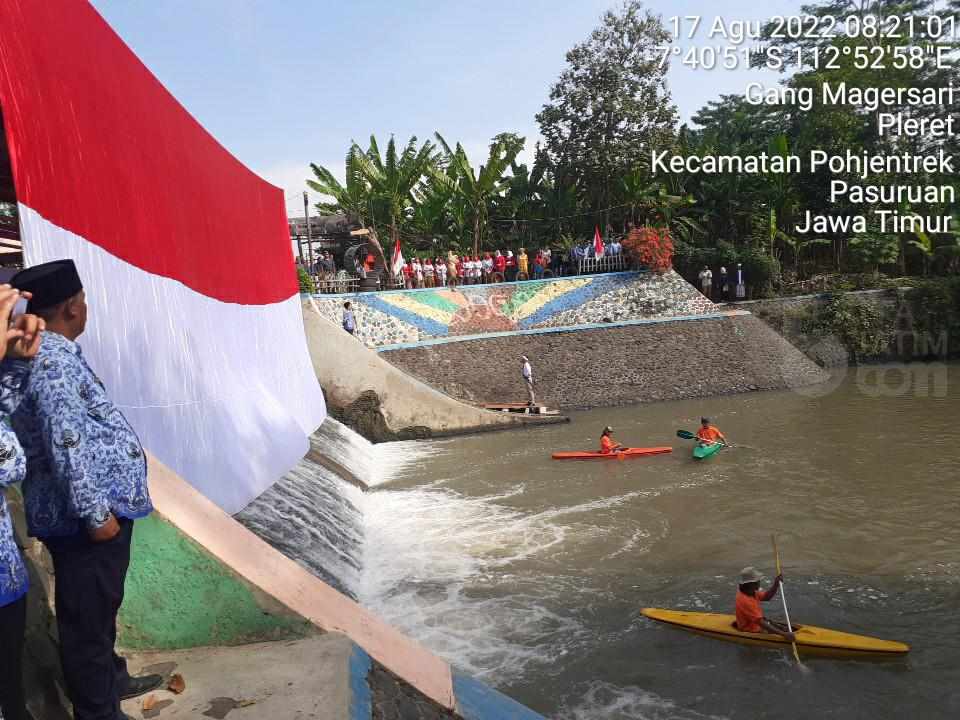 PU SDA Jatim dan Ratusan Warga Upacara HUT ke-77 RI di Tanggul Sungai