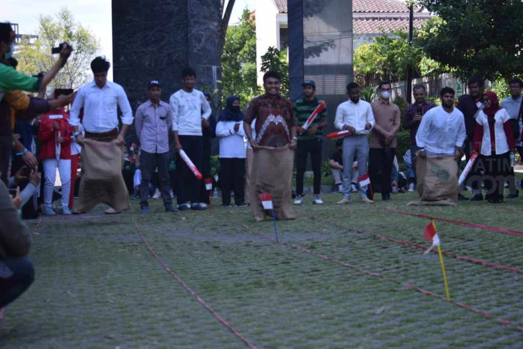 Sambil Teriak Merdeka, Puluhan Mahasiswa Asing Ramaikan Lomba Tradisonal
