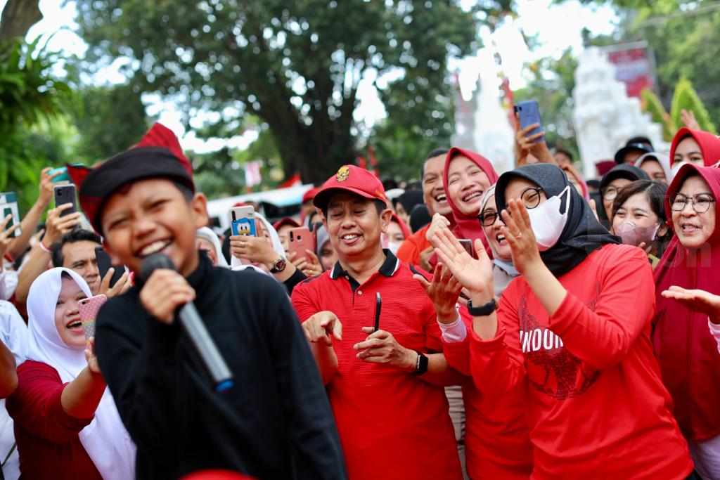 Momen Bupati Banyuwangi Goyang Bareng Farel Prayoga di Kantor Pemkab