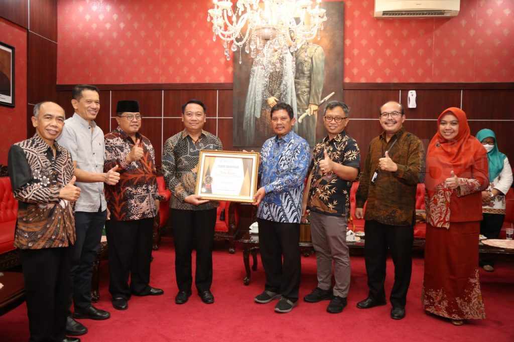 Dirut BPJS Kesehatan Berikan Penghargaan UHC dan Donasi Peserta Tunggak Iuran di Bumi Bung Karno